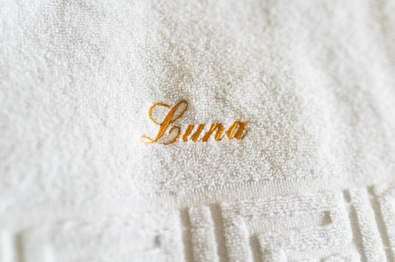 Luna Deva Buitenkant foto